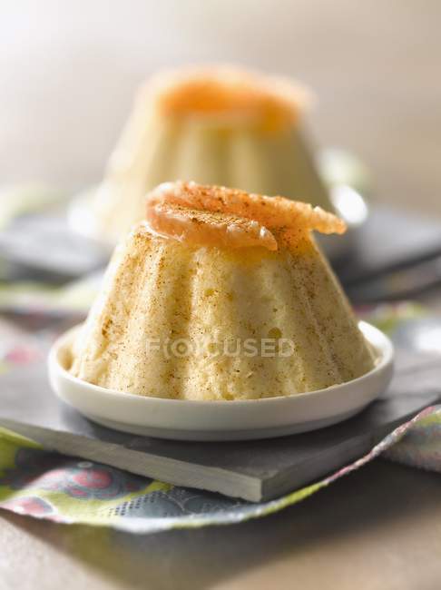 Cinnamon-flavored pink grapefruit mousse — Stock Photo