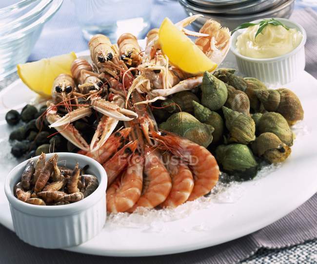 Vista de primer plano de plato con diferentes mariscos y frutas - foto de stock