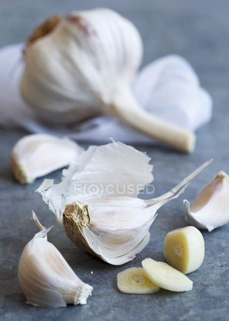 Purple garlic cloves with slices — Stock Photo