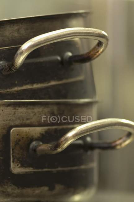 Nahaufnahme von zwei aufeinandergestapelten Metalltöpfen — Stockfoto