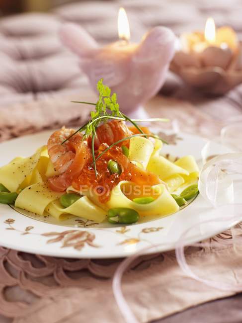 Tagliatelle pasta with shrimps — Stock Photo