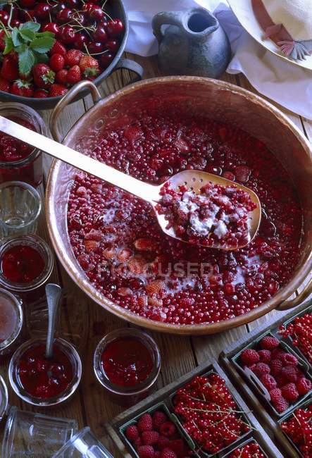 Виготовлення літнього фруктового варення — стокове фото