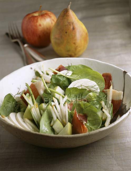 Яблуні та груші салат в миску — стокове фото