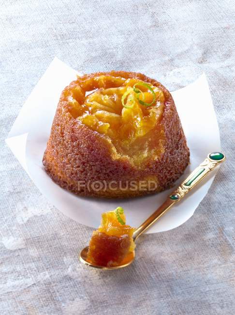 Karamellisierter Kuchen mit Clementinen — Stockfoto