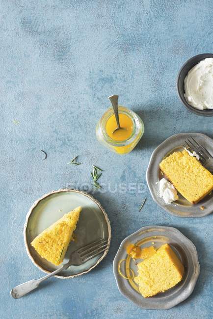 Semoule gâteau au sirop de romarin — Photo de stock