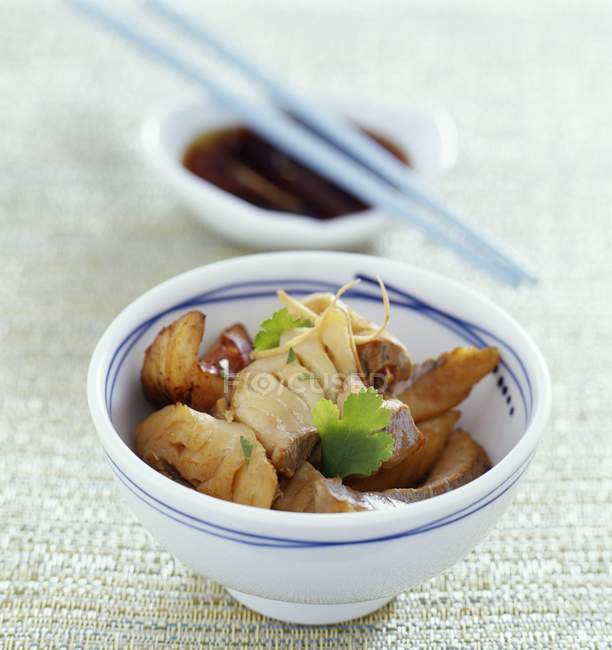 Вид крупным планом азиатского филе из польлока с травой, соевым соусом и палочками для еды — стоковое фото