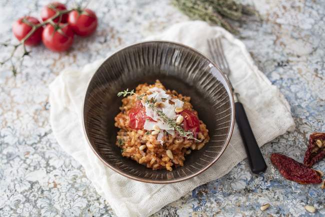 Ciotola di risotto con pomodori — Foto stock