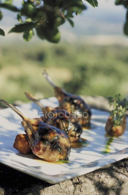 Chuletas de cordero de hierbas caramelizadas - foto de stock