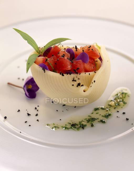 Lumaconi stuffed with tomato — Stock Photo