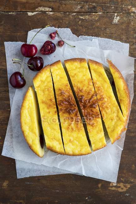 Сирний торт з вишнями — стокове фото