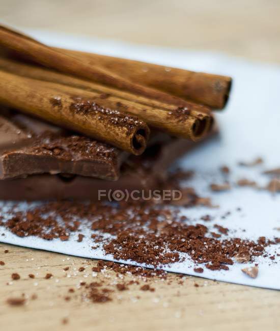 Chocolate and cinnamon sticks — Stock Photo