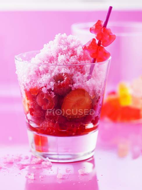 Vista de primer plano de la fruta sherbet hielo con jengibre y gelatina osos en palo - foto de stock