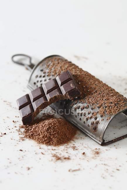Schokoladenraspeln mit Reibe — Stockfoto