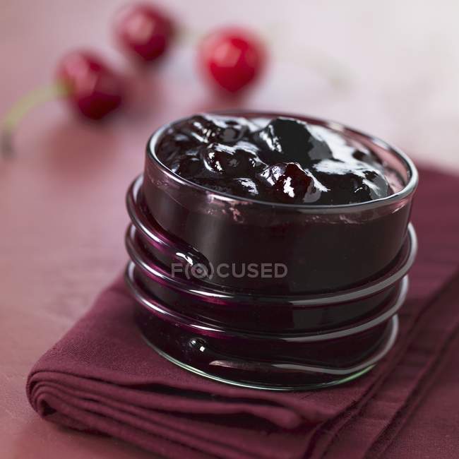 Чорне вишневе варення в посуді — стокове фото