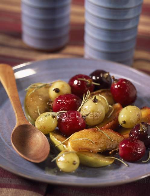 Roasted grapes with honey — Stock Photo