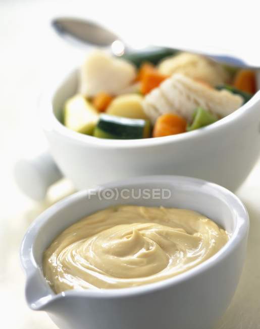 Aoli salsa de ajo y aceite de oliva en macetas blancas sobre fondo blanco - foto de stock