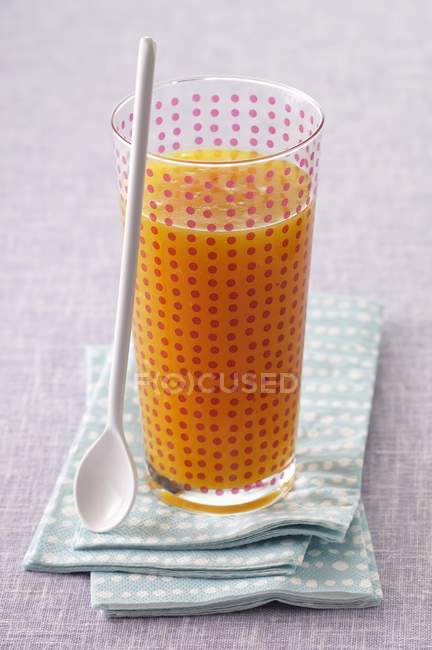 Vaso de jugo de albaricoque - foto de stock