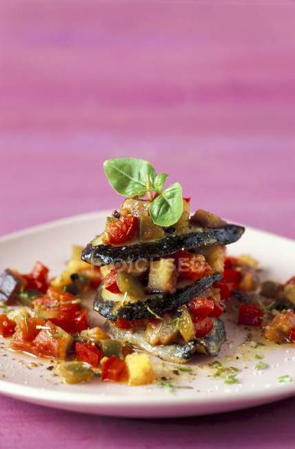 Vista de primer plano del plato de mariscos con verduras y hierbas - foto de stock