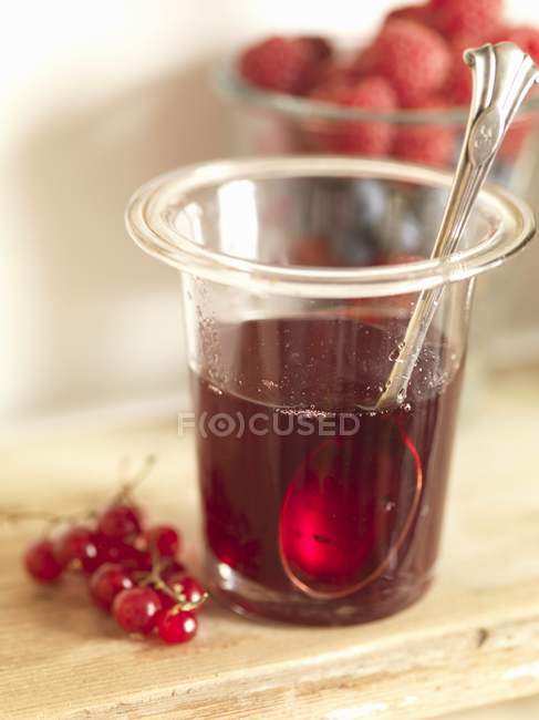 Geléia de groselha vermelha em vidro — Fotografia de Stock
