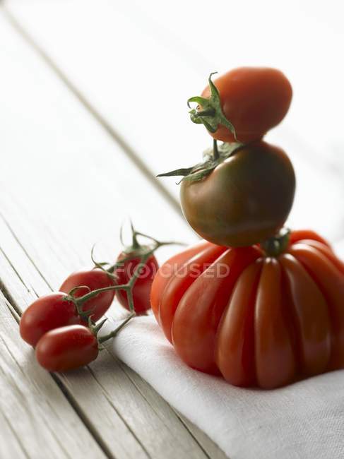 Tomates frescos maduros - foto de stock