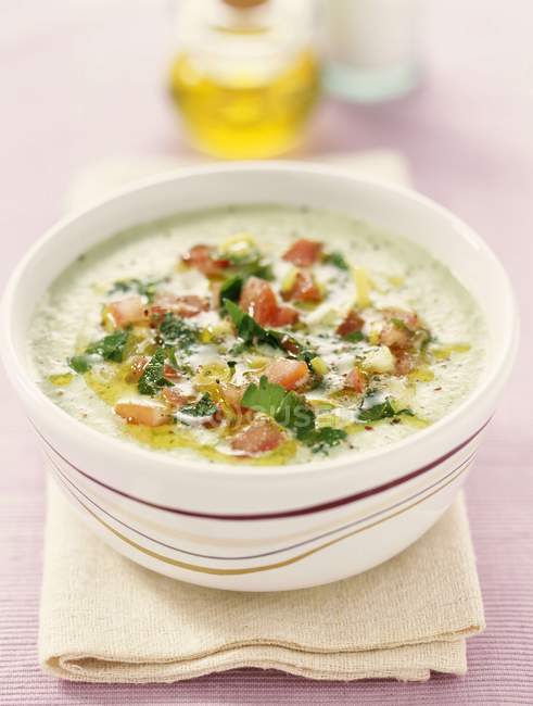 Avocado and lime soup with pepper salsa — Stock Photo