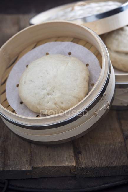 Vista da vicino di un panino di Bao in un piroscafo di bambù — Foto stock