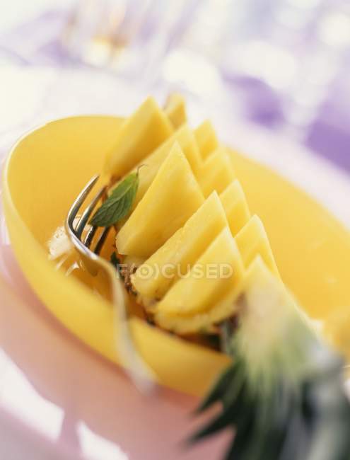 Четверть ананаса, разрезанного на кусочки — стоковое фото