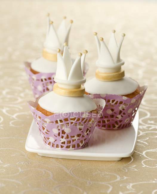 Cupcakes com coroas fondant — Fotografia de Stock