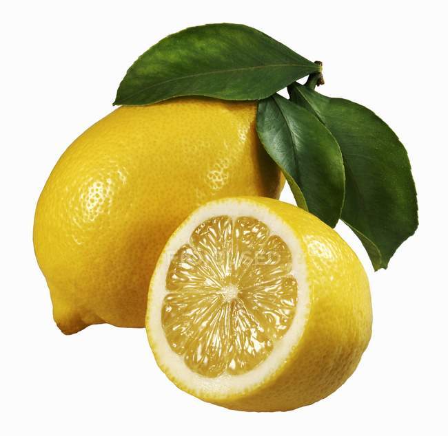 Frische Zitrone mit der Hälfte und Blättern — Stockfoto