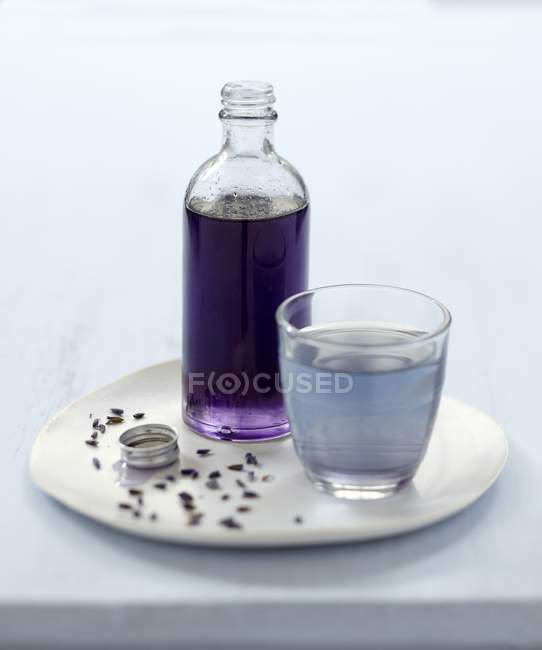 Cordial de lavanda em frasco e em vidro — Fotografia de Stock