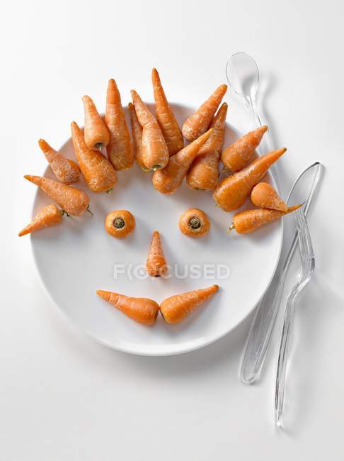 Placa de cenouras em forma de rosto — Fotografia de Stock