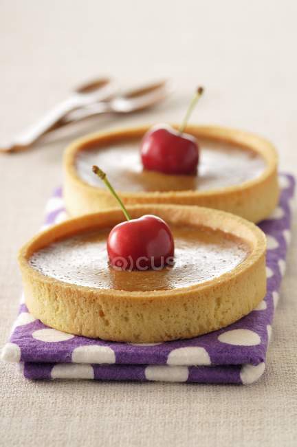 Toffee tartlets with cherries — Stock Photo