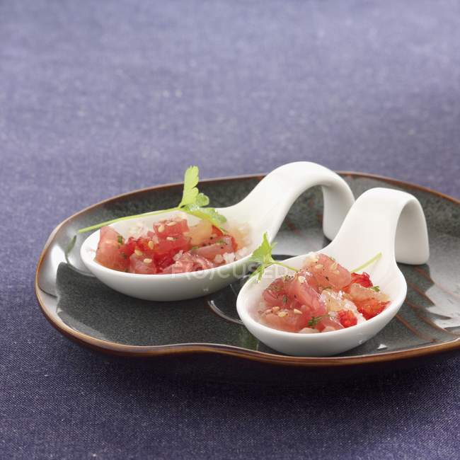Closeup view of tuna with shallot, sesame seeds and grapefruit Tartare — Stock Photo