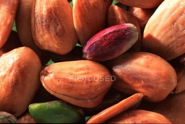 Fresh Almonds and pistachios — Stock Photo
