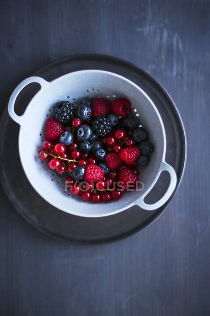 Летние ягоды в белом дуршлаге — стоковое фото