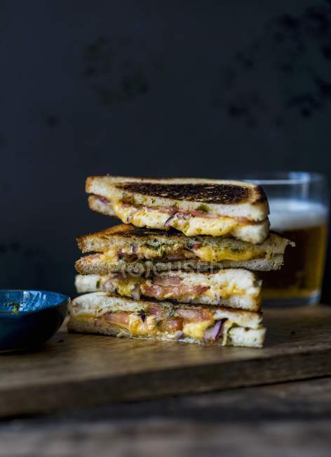 Сэндвич-стек на столе — стоковое фото