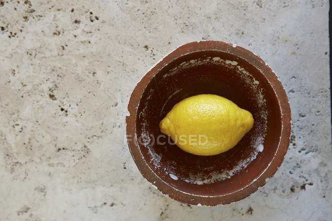 Limón en tazón vintage - foto de stock