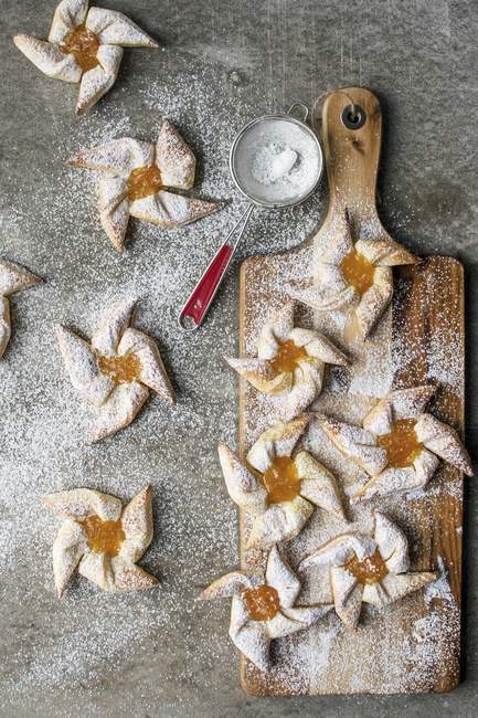 Pasta sfoglia a forma di stella con ripieno di frutta — Foto stock