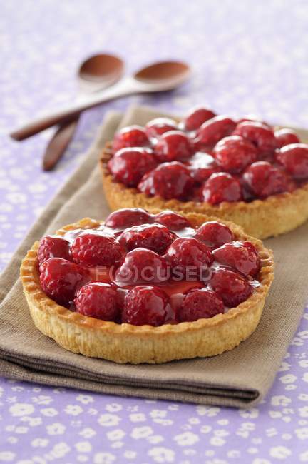 Baked Raspberry tartlets — Stock Photo