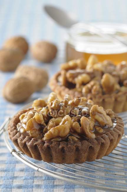 Walnut and honey tartlets — Stock Photo