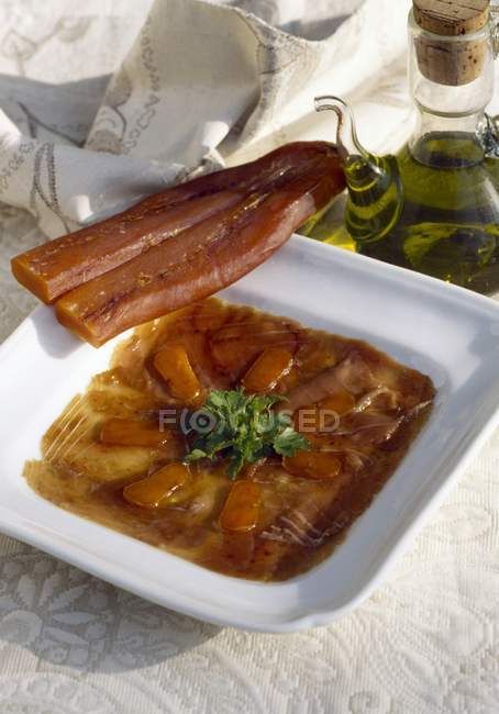 Tonno marinato con olio d'oliva e poutargue (uova di triglia) di Martigues — Foto stock
