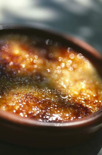 Closeup view of Creme brulee in brown bowl — Stock Photo