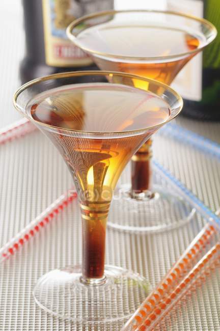 Крупним планом вид на дві склянки кірських коктейлів з соломинками — стокове фото