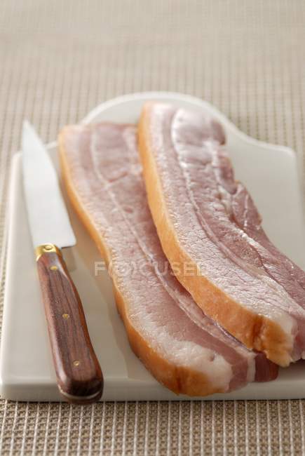 Pedaços de bacon fumado — Fotografia de Stock
