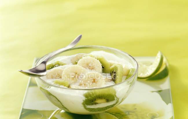 Primo piano vista di zenzero zuppa di frutta aromatizzata con banana e kiwi — Foto stock