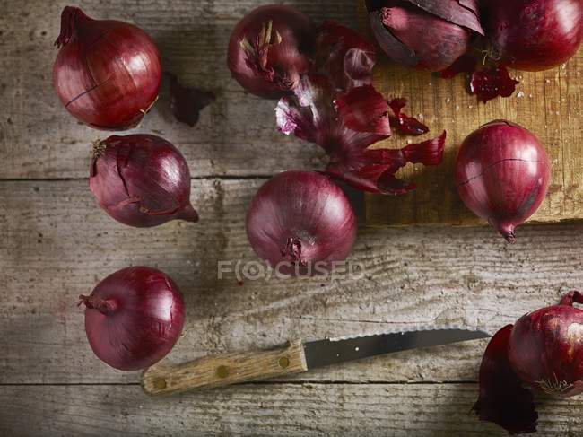 Onions on chopping board — Stock Photo