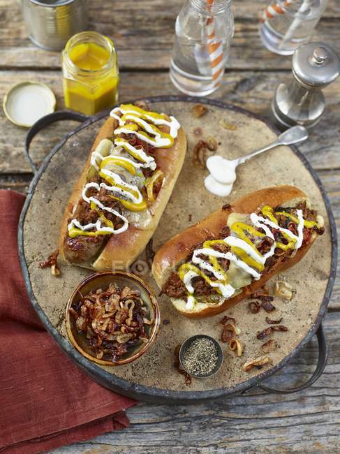 Chilli hot dogs topped with fried onion — Stock Photo