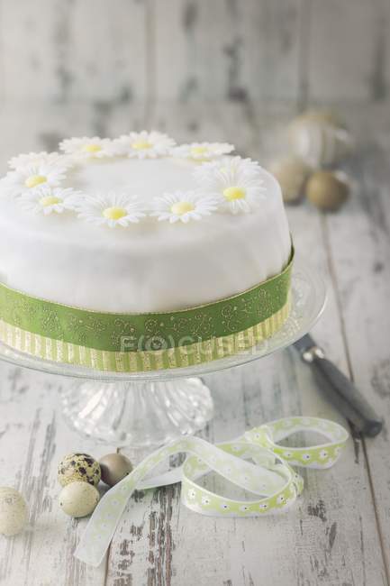 Cake with white icing flowers — Stock Photo