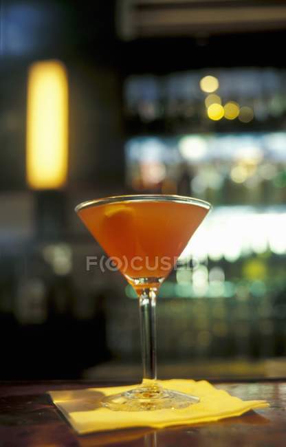 Cocktail su un bar sopra tovagliolo — Foto stock