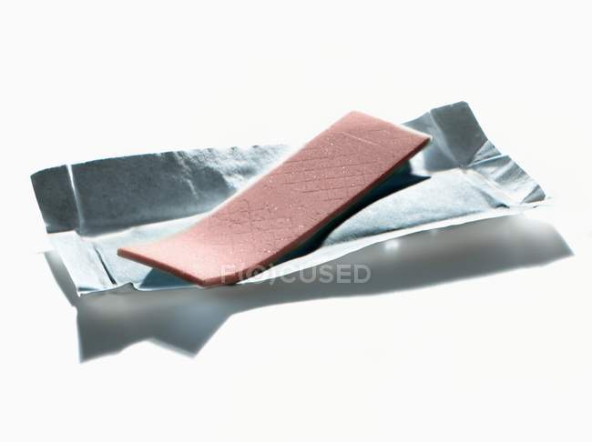 Vue rapprochée de la gomme à mâcher aux fraises sur papier d'aluminium — Photo de stock